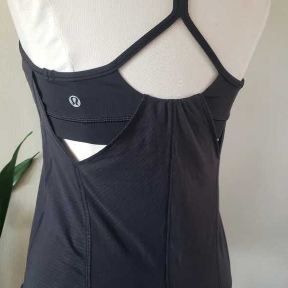 Lululemon Tank With Built In Bra - Racerback Size 8 - Picture 9 of 11